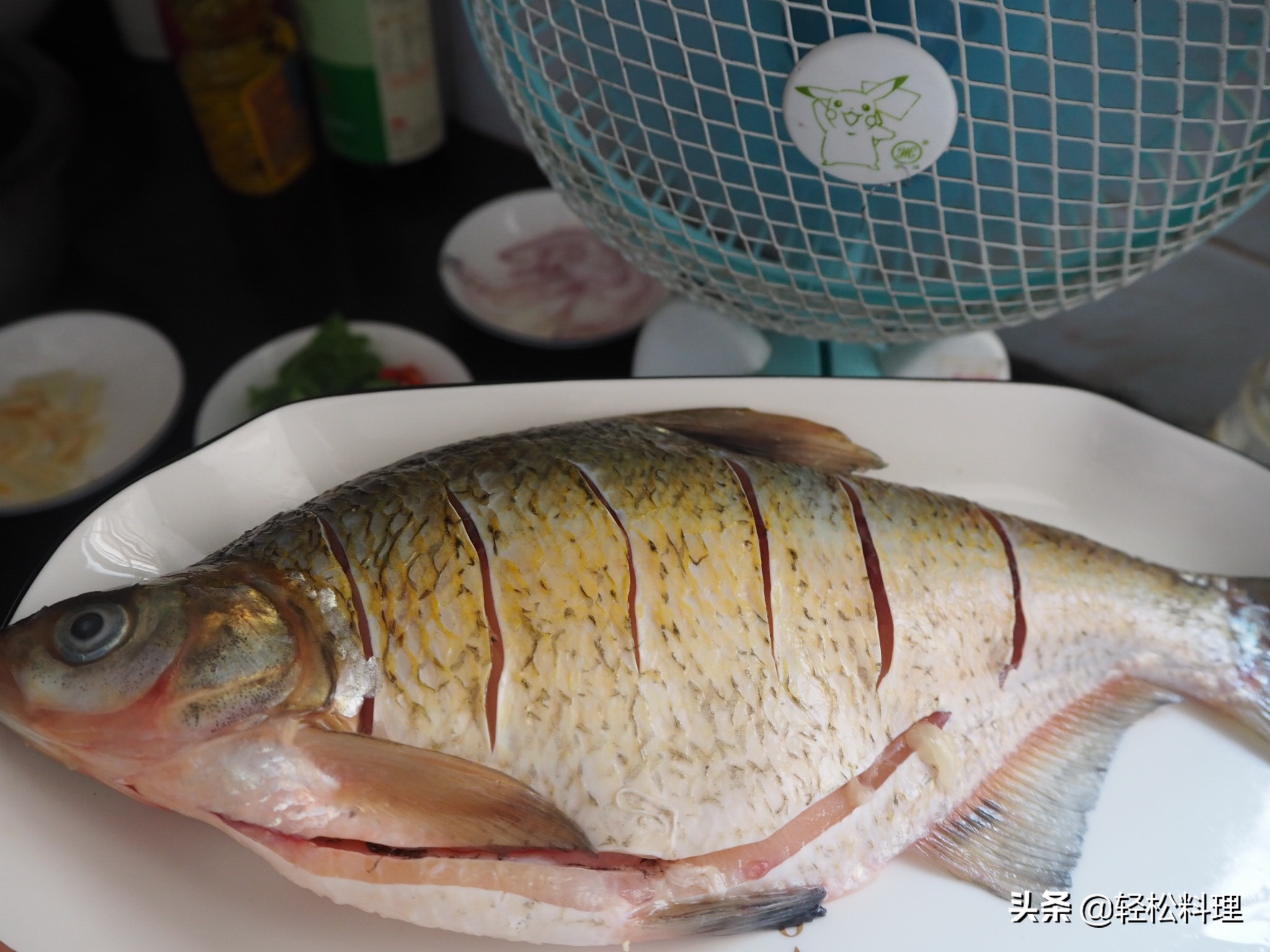 电锅红烧鱼不粘锅不掉皮的方法,红烧鱼怎么做不粘锅不掉皮窍门