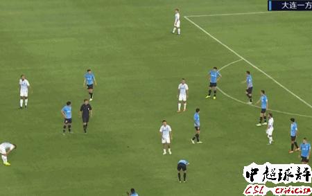 中超罕见1幕：本土悍将看到对手受伤踢出界遭队友怒斥