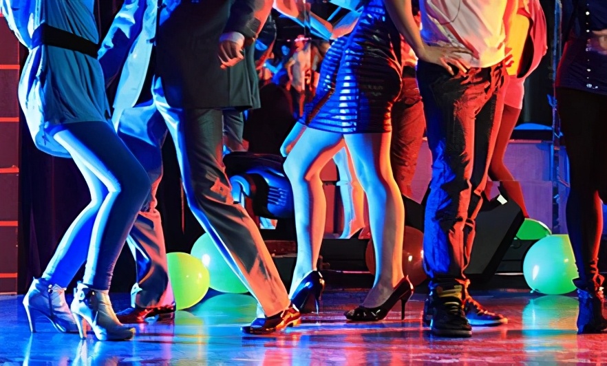 带货一哥辛巴比王思聪还豪酒吧消费一百瓶黑桃A，买单150万