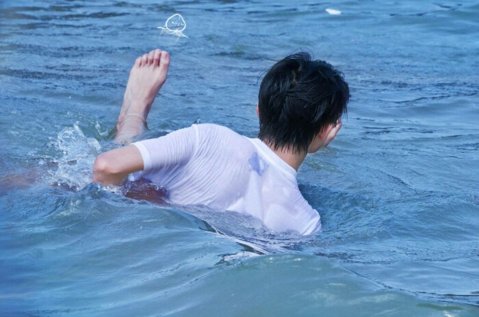 易烊千玺林更新年龄差,林更新与易烊千玺长得像吗