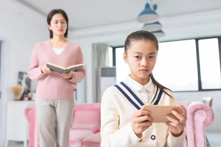 孩子沉迷于手机家长只用4招,孩子沉迷手机给家人打管不了咋治