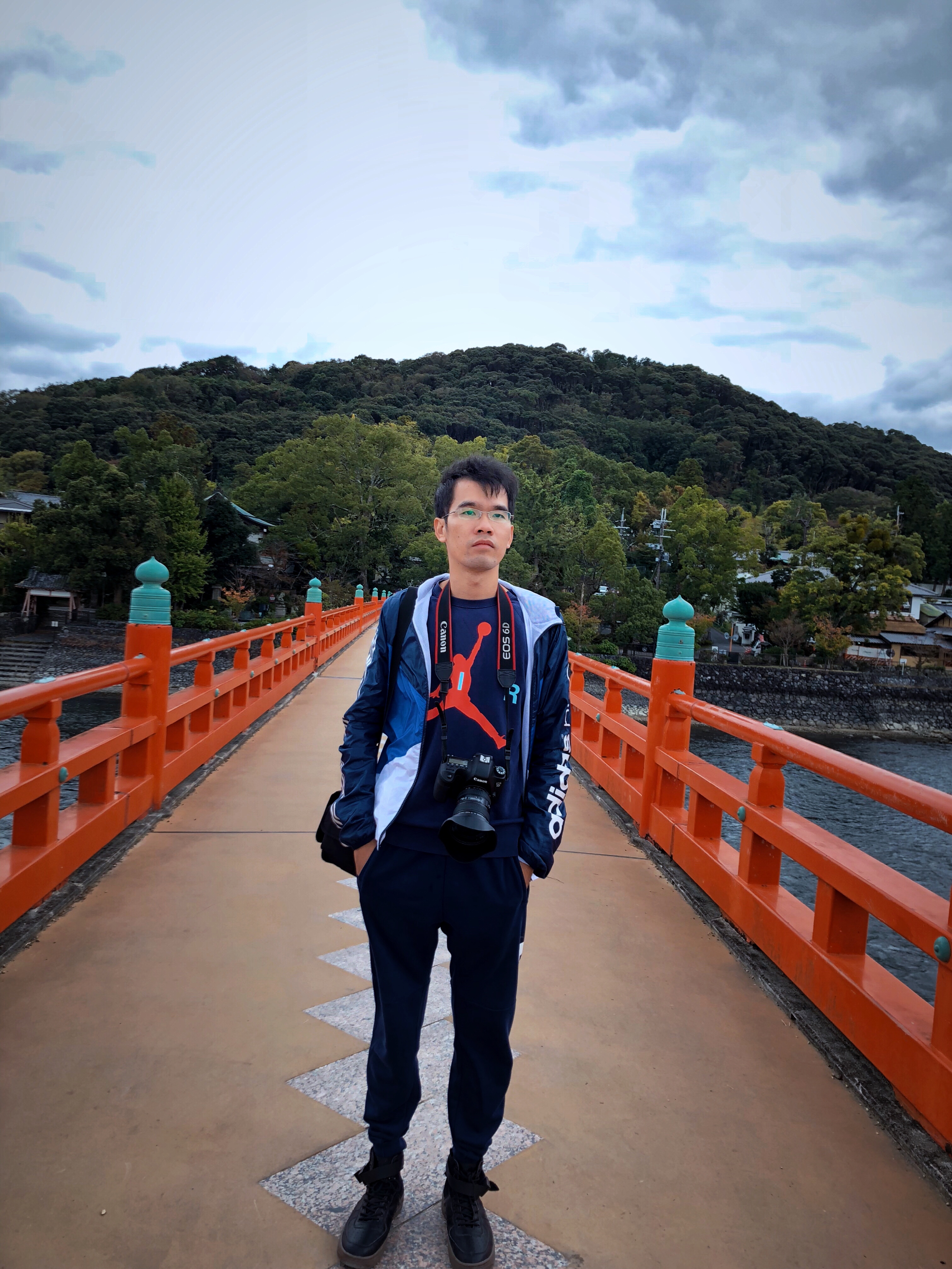 《万叶集》里的荒芜旧宫，千寻与无脸男走过的桥