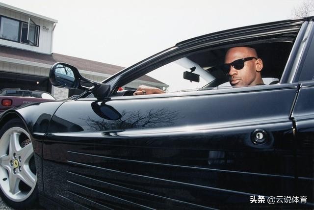 NBA巨星从不差钱：詹皇18岁开2003悍马H2