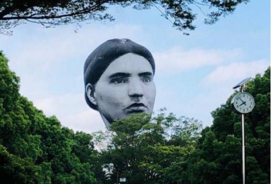 日本东京上空浮现神秘人脸,日本东京上空浮现神秘大脸木偶