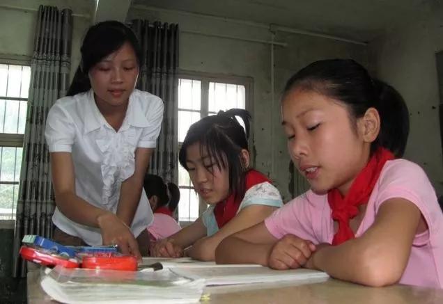 这位民师大姐,曾既教书又扫盲,获省教委表彰,是省三八红旗手