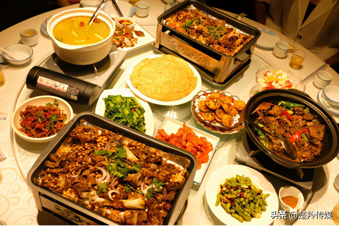 这家烤羊店太火了,襄阳流动烤全羊