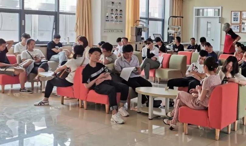 做近视手术山东最好的眼科医院,高考后集体扎堆做近视手术