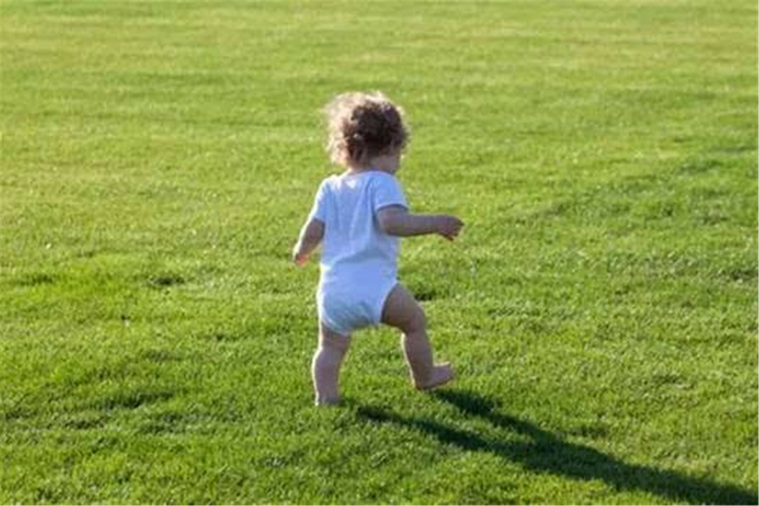 小孩怎么脱袜子脱鞋,小朋友爱脱袜子怎么把脚扎破的