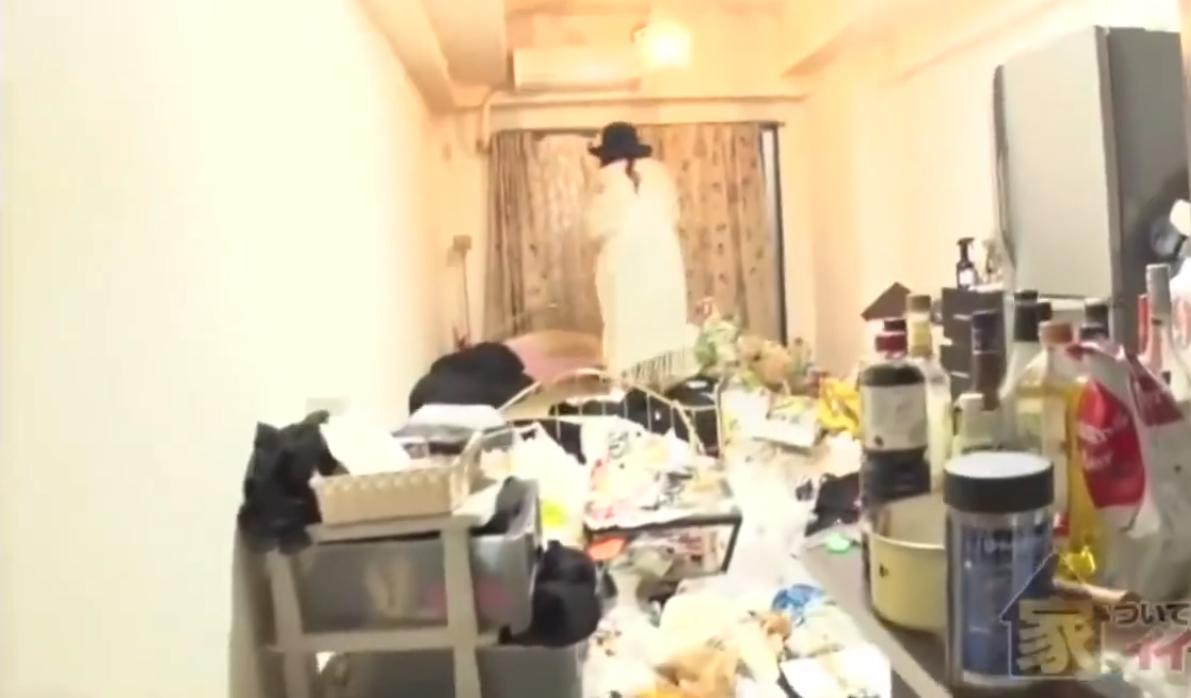 日本住在垃圾堆的女白领,日本老人把家里堆成垃圾堆