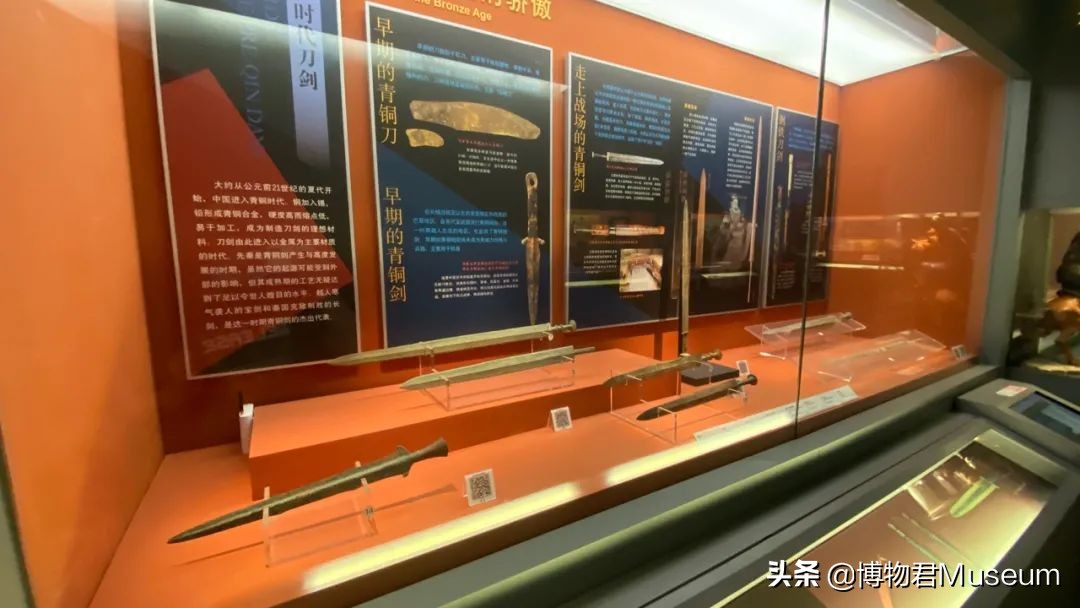 物开一刃为“刀”，两面*刃开**为“剑”，双刀相交为“剪”