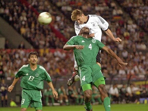 36岁c罗还有惊人的弹跳力,37岁c罗高高跃起头球顶偏