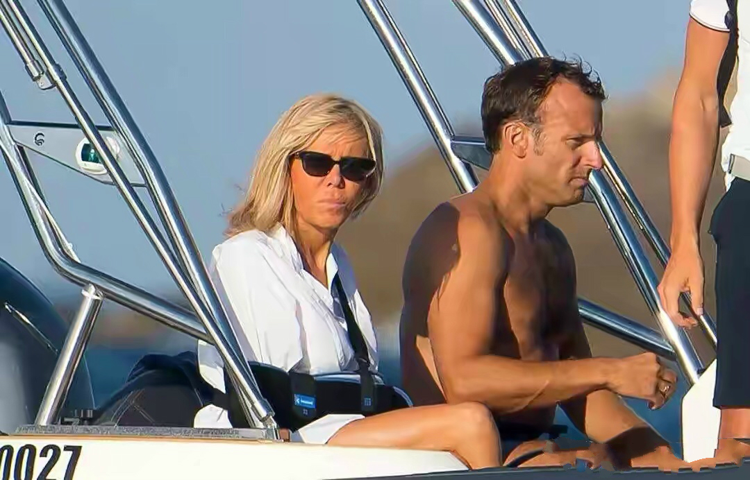 法国总统真Man！跟大25岁老婆出海频繁秀肌肉，布丽吉特一脸漠然