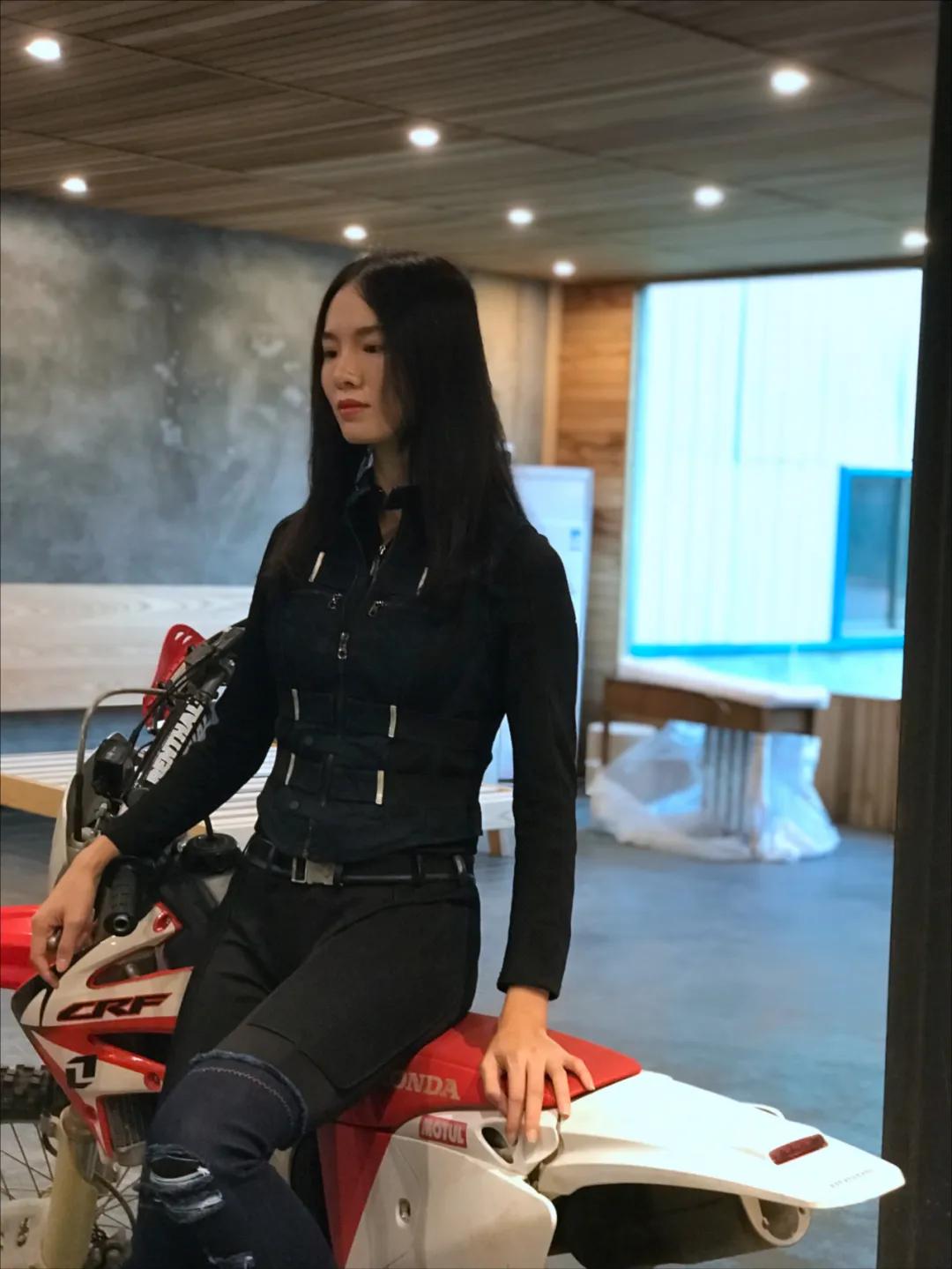 玲爷发起全网挑战1个月涨粉500万,挑战1000粉丝话题涨粉一亿