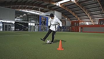 实况足球手机版花式过人技巧,五个过人小技巧