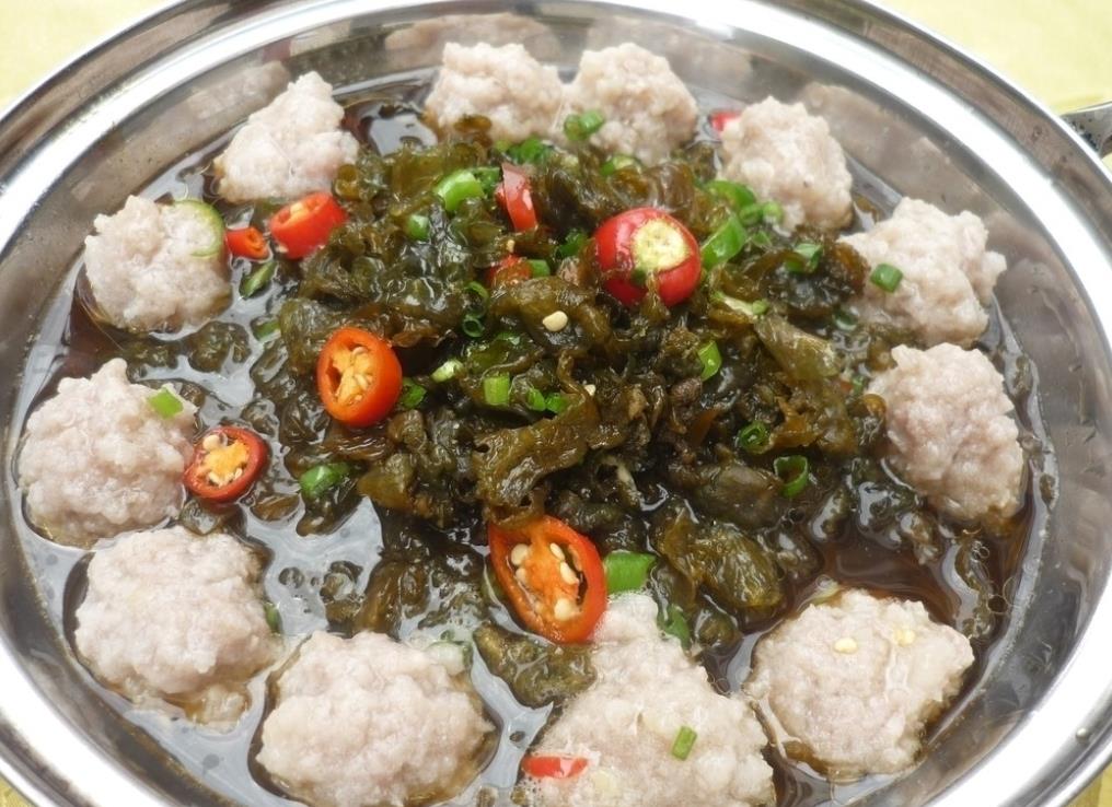 刚刚从树上采鲜木耳怎么做才好吃,野外采摘木耳的做法