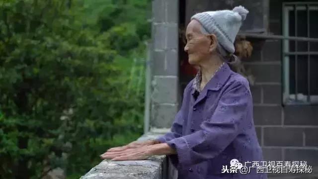 50岁阿姨自制抗衰老面膜,105岁奶奶特制面膜