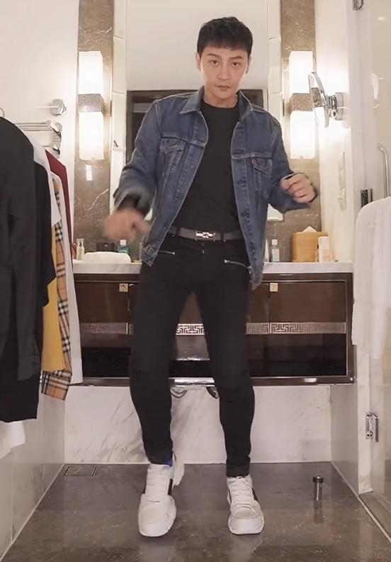 陈志朋穿奇装异服绿头发,陈志朋秋天超短裤造型浮夸引争议