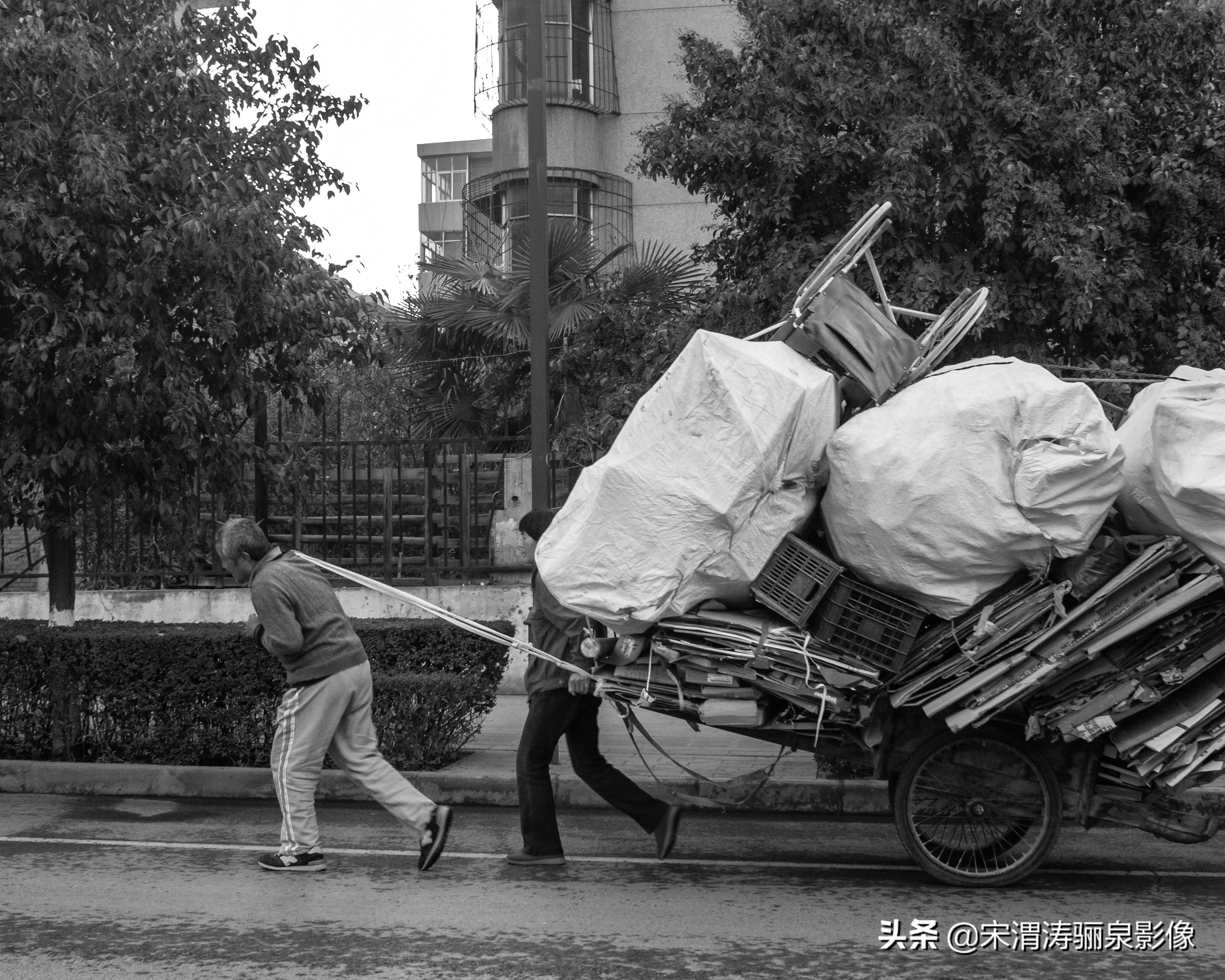 他排除残疾的身体,努力在工作之余记录和反映草根人群的生存状况