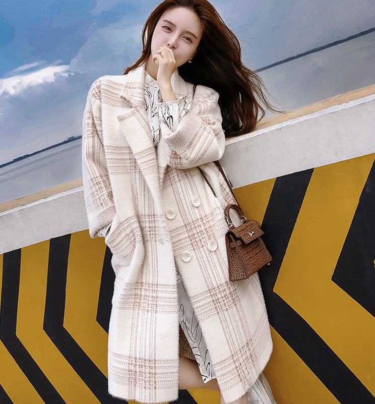 格子大衣长款穿搭女秋冬,黑色大衣这样穿打破秋冬沉闷感