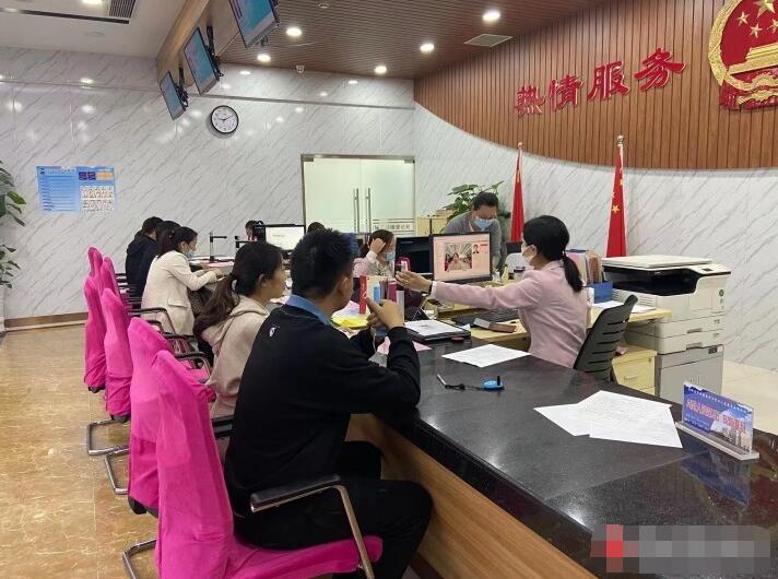 浪漫“520”宿迁各地民政局迎来了领证“小高峰”新人扎堆炫婚证