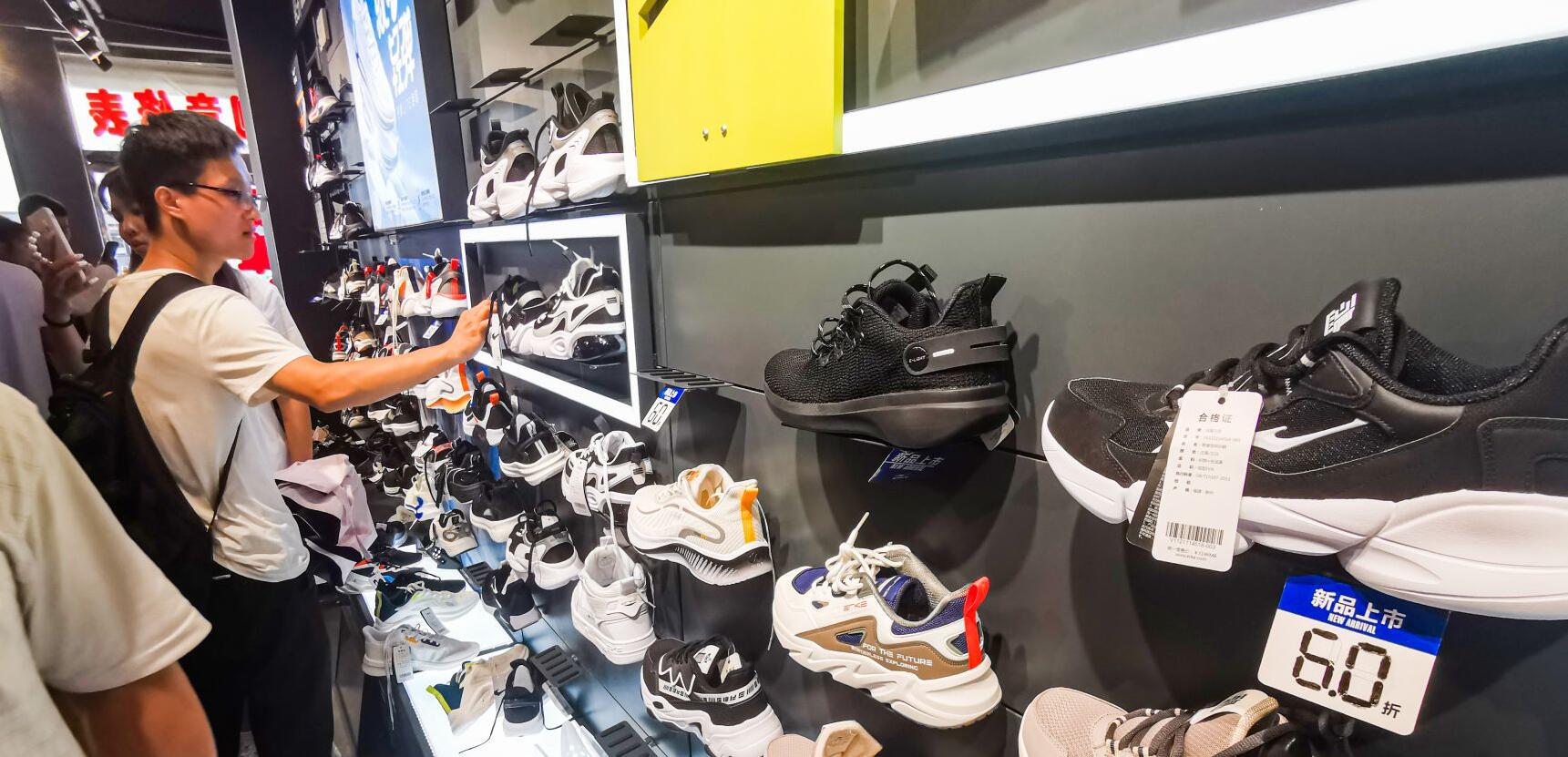 青岛鸿星尔克专卖,鸿星尔克青岛店