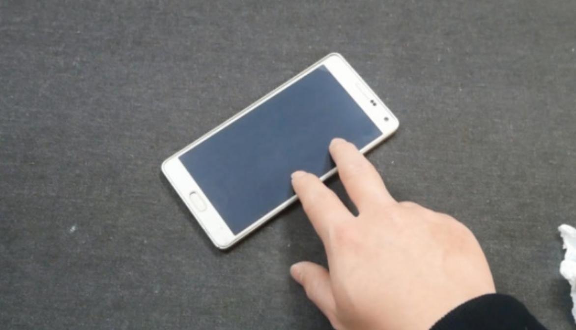 怎么擦手机屏幕才干净不会有污迹,手机屏幕用湿抹布擦