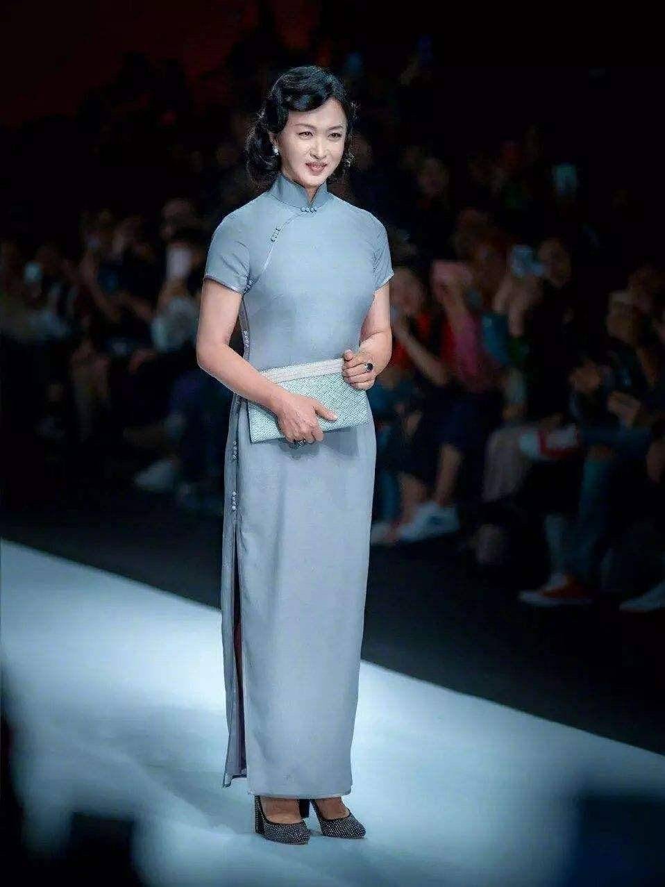金星穿的旗袍什么款式,53岁金星穿旗袍真惊艳