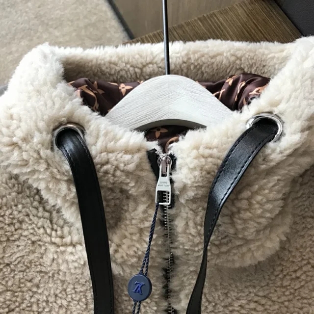 lv发布曼巴羊羔,lv中国首发皮毛一体皮衣