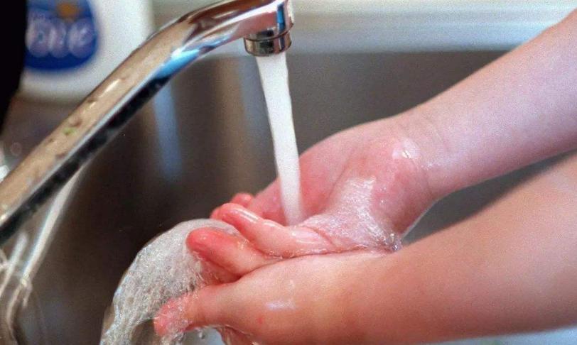 6岁小女孩发烧不退,6岁女孩新冠高烧不退