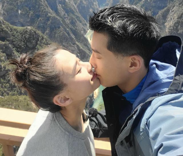 何超莲窦骁牵手完整版,何超莲晒与窦骁甜蜜合照