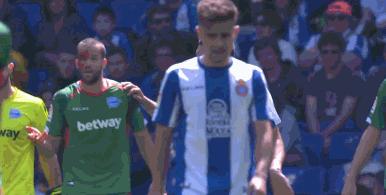 武磊被撞昏迷,武磊被自己队员撞到要点球