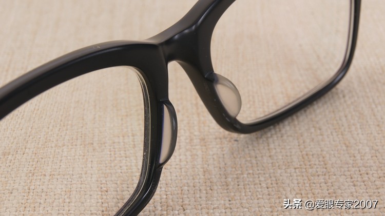 板材眼镜鼻托掉了怎么配,板材眼镜鼻托如何卸下来