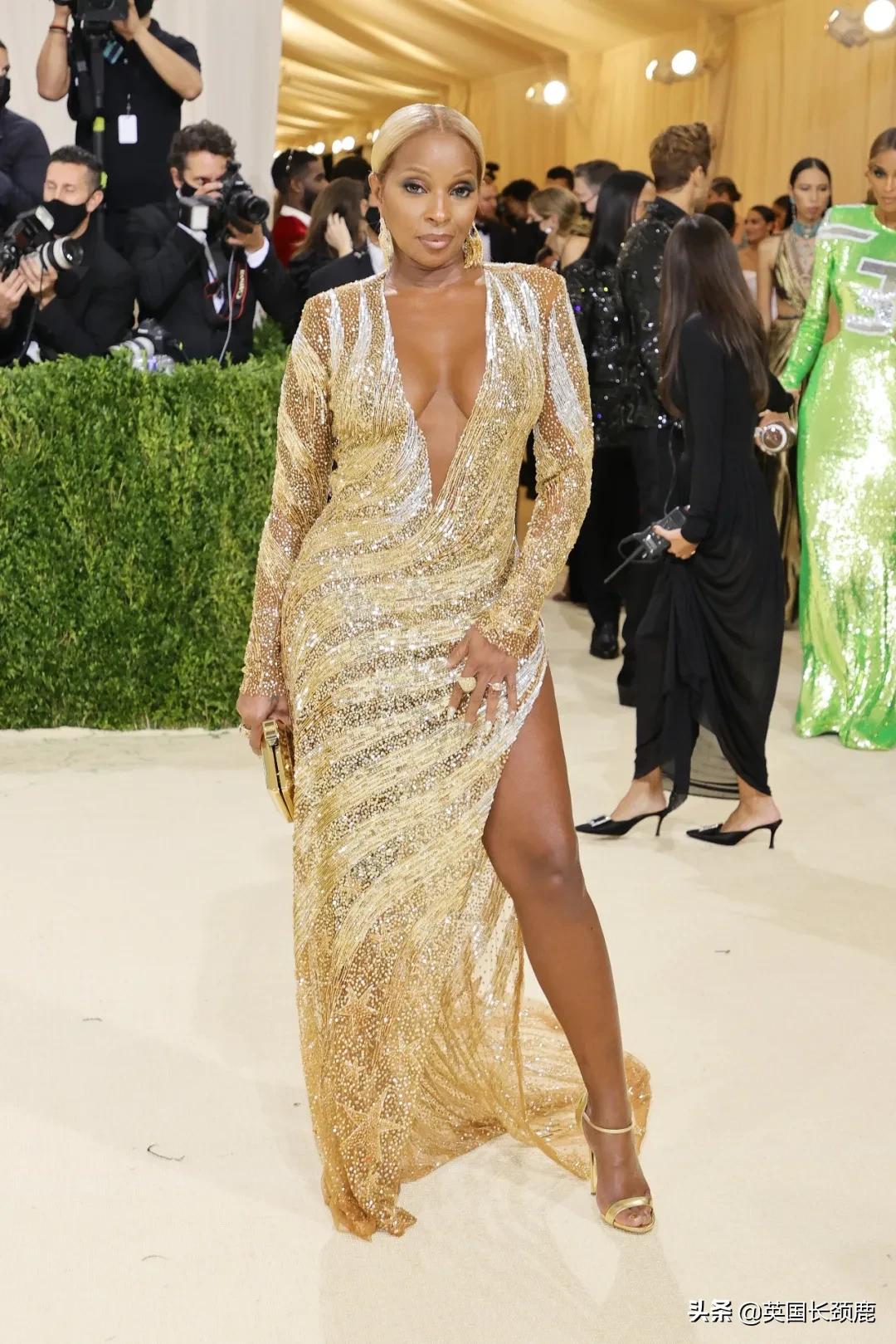 卡戴珊化身摄魂怪、碧梨赛白雪公主...今年METGALA妖魔鬼怪再出洞