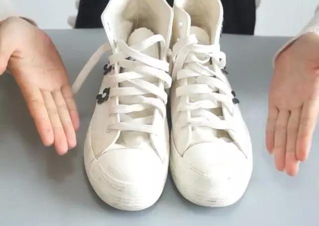 鞋子白胶发黄怎么清洗,鞋子脏了别担心教你一招轻松洗净