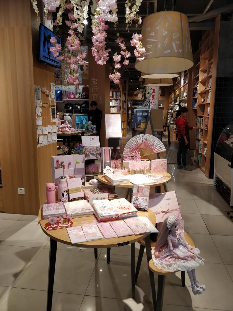 上新了百新书局！70多个采购员买遍全世界的好文具，这家百年老店是我们的“*东伊**屋”