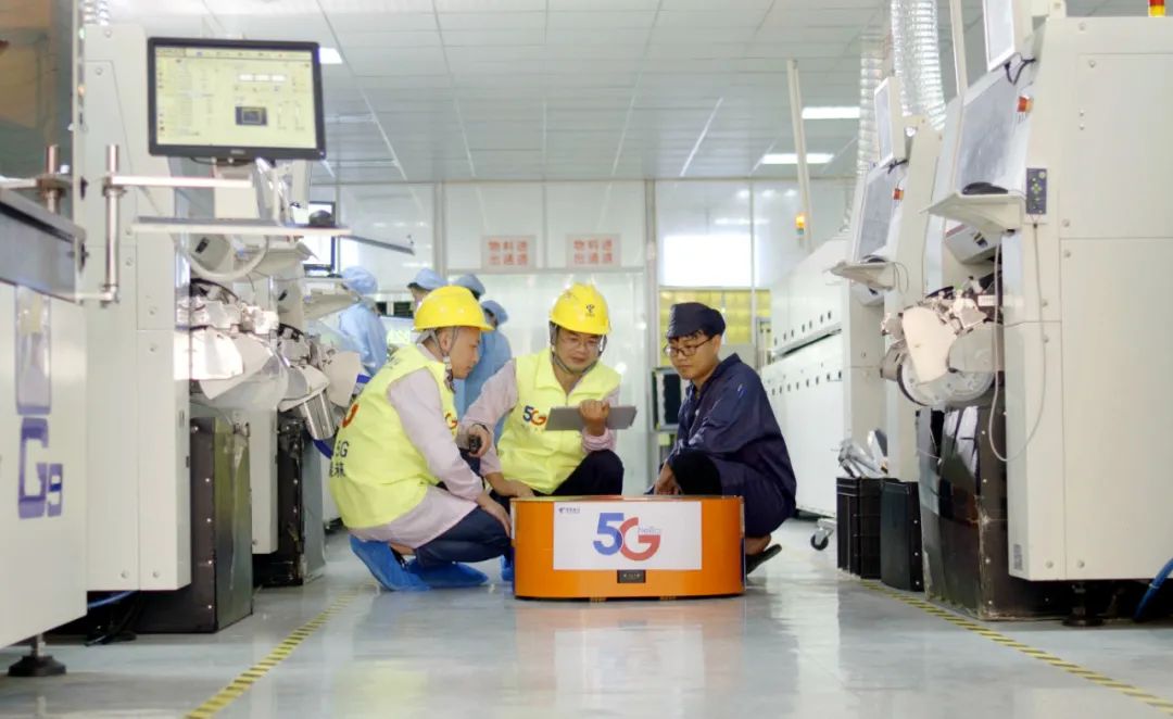 来了,电信“机器人天团”!网友:“成精了!”