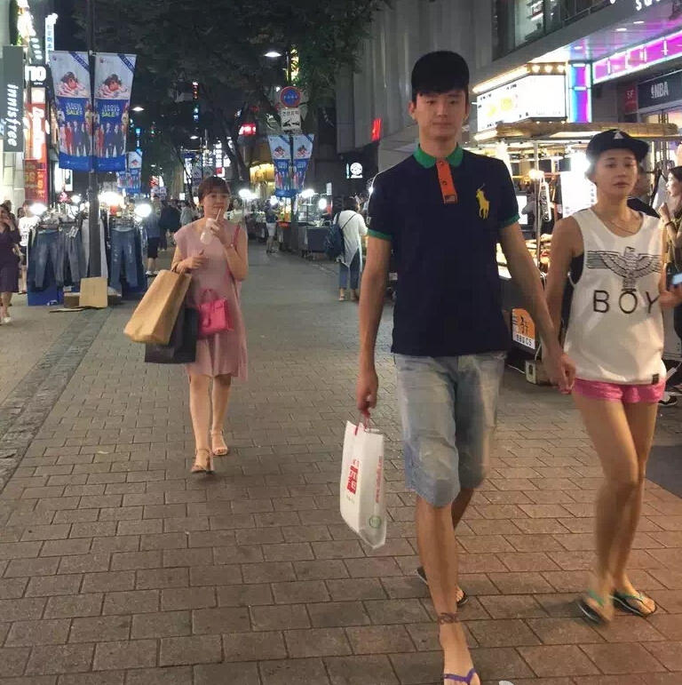 我家那小子于小彤从背后抱陈小纭,于小彤先跟海陆还是陈小纭在一起