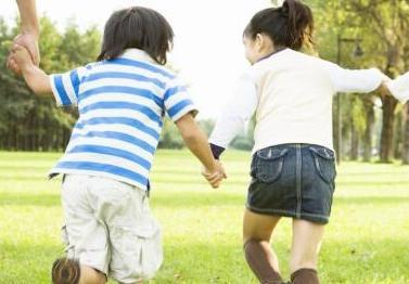 孩子不合群如何提高他的社交力,孩子在幼儿园不合群怎么办