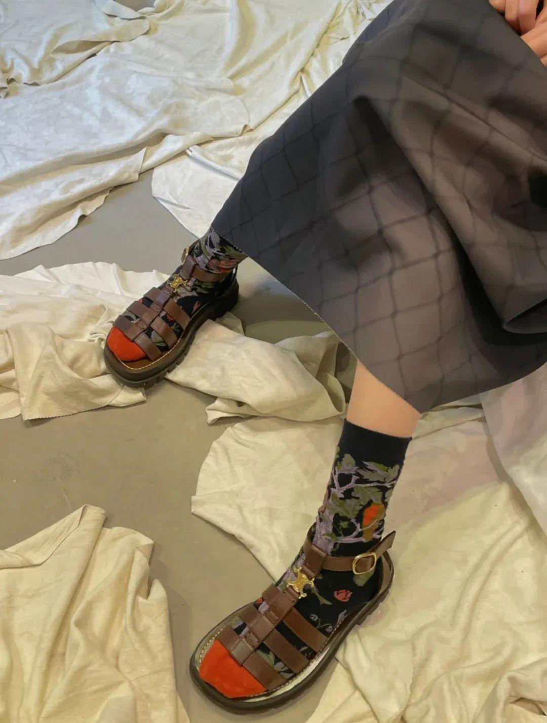 丑到极致的罗马凉鞋,丑到爆的露趾凉鞋怎么穿