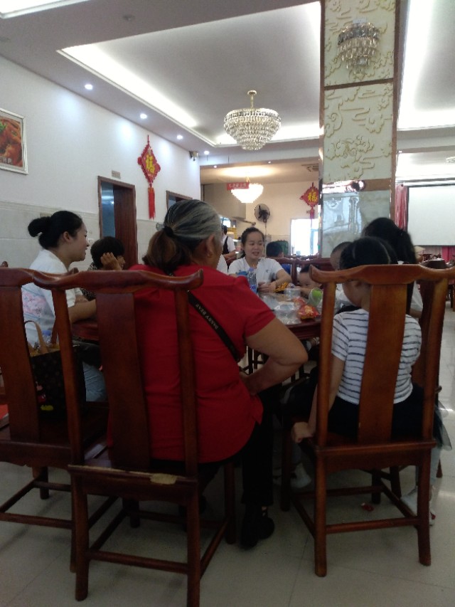 今天九月十三日，姨夫姨姐家喜添孙子，亲朋相聚侏儒民众大酒店！