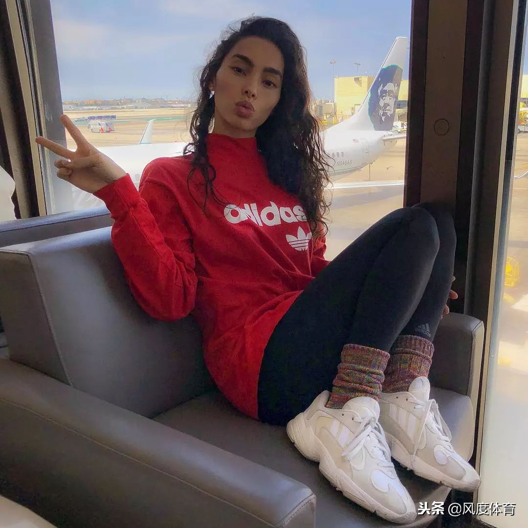 *窥偷**女神AdrianneHo的ins照片，我仿佛打开了新世界的大门……