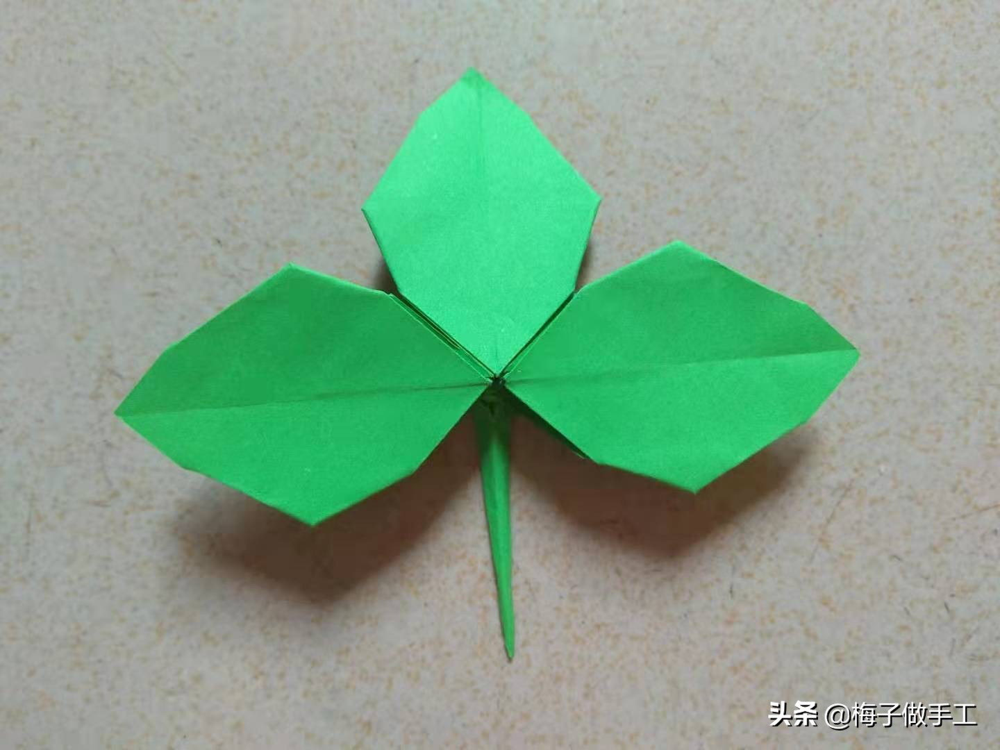 折纸玫瑰怎么折又简单又漂亮,海绵纸折玫瑰花的步骤图解