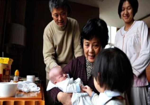 孩子老是和奶奶亲该怎么教育,孩子长大了就一定只会和奶奶亲吗