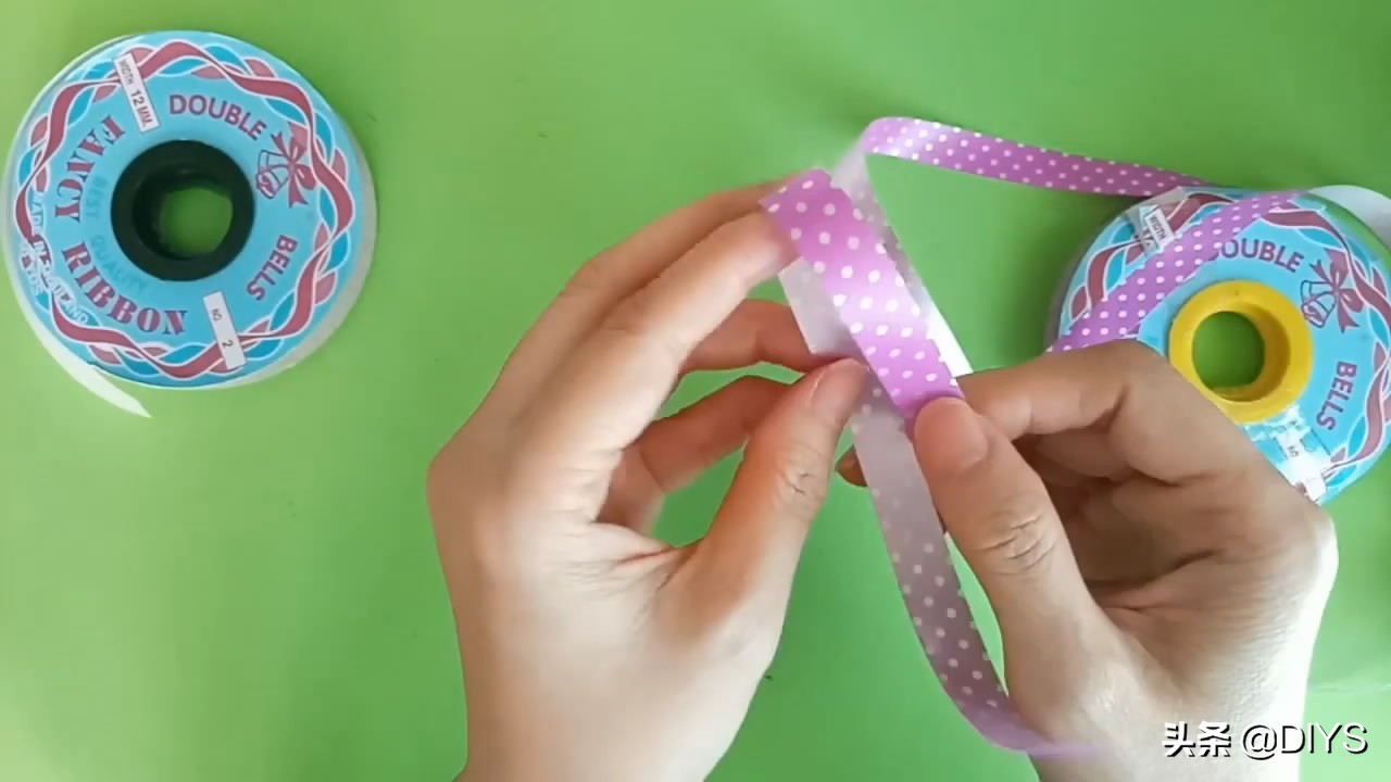 塑料彩带蝴蝶结的打法图文,多根彩带蝴蝶结的打法