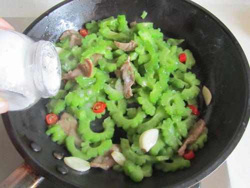 苦瓜炒肉好不好吃,苦瓜炒肉不焯水行吗