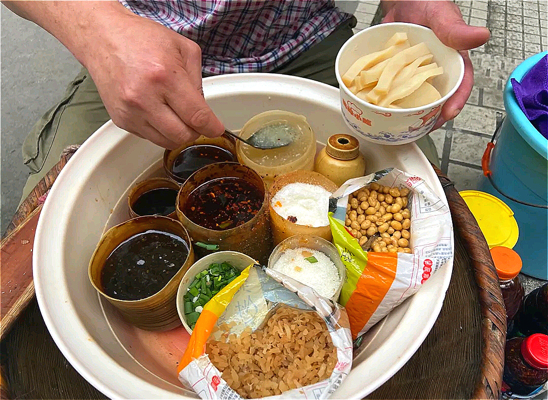 重庆特色路边小吃凉粉,重庆扁担哥挑酸辣粉和豆腐脑