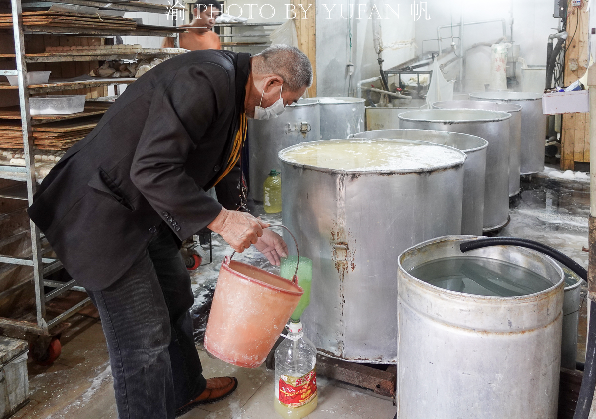 云南建水豆腐怎么做才好吃,云南建水美食烤豆腐