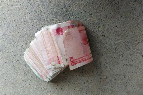 捡到钱失主说少了该我赔吗,捡到十万块钱等了三小时见到失主