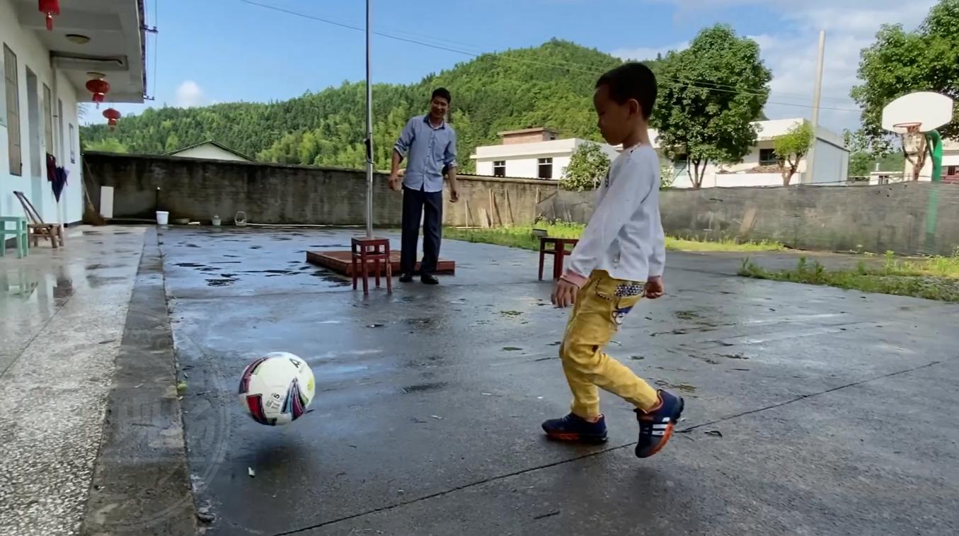 1个老师教1个学生,1个老师7个学生共度六一儿童节