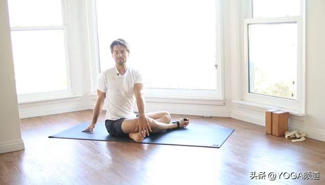 “公狗腰”out了,现在流行的是“鲨鱼线”▷每日一练